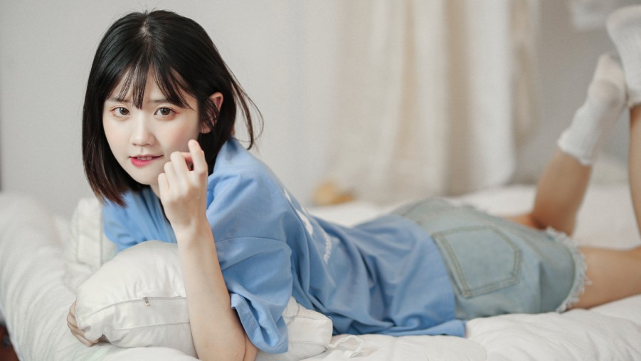 女子从4米高桥上跳下 入水后带伤游岸边等救援